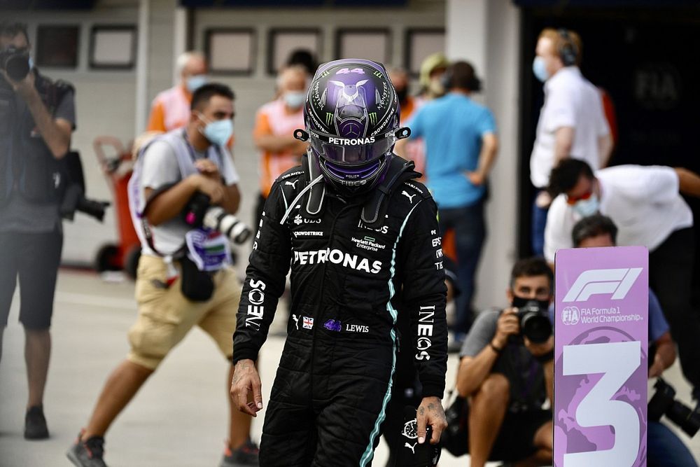 Hamilton, yeniden start öncesinde Mercedes’e pistin kuru olduğunu söylemiş