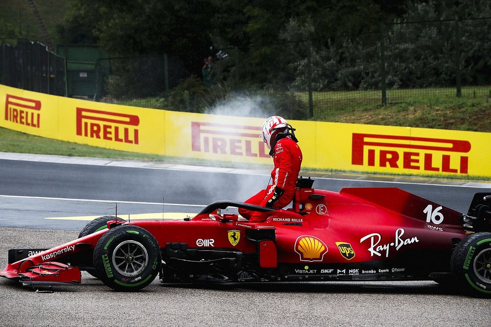 Charles Leclerc, Ferrari SF21, esce dalla sua auto danneggiata