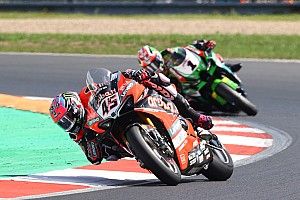 Redding vraagt vriendin ten huwelijk op podium na WSBK-zege