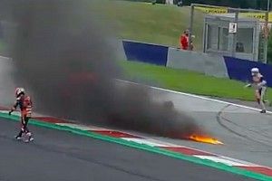 Vídeo: un incendio en las motos de Pedrosa y Savadori obliga a parar el GP de Estiria