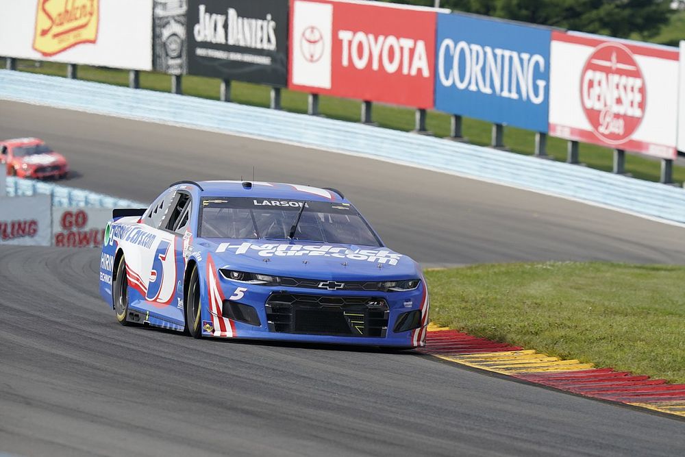 Kyle Larson supera a su compañero Elliott para ganar en el Glen