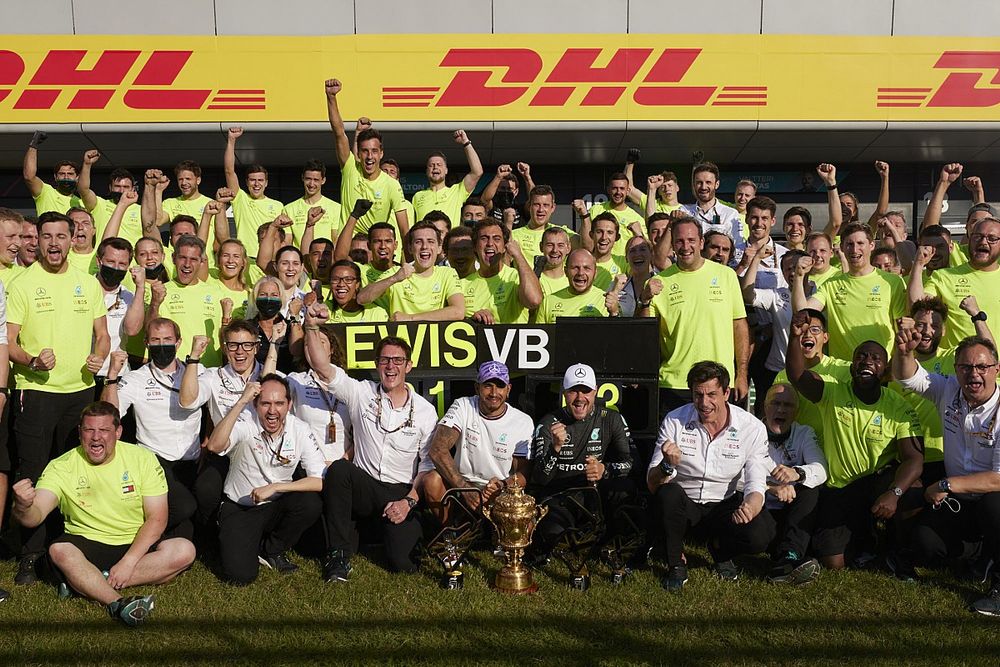 F1: Mercedes liberou celebrações em Silverstone apenas depois de saber que Verstappen estava bem