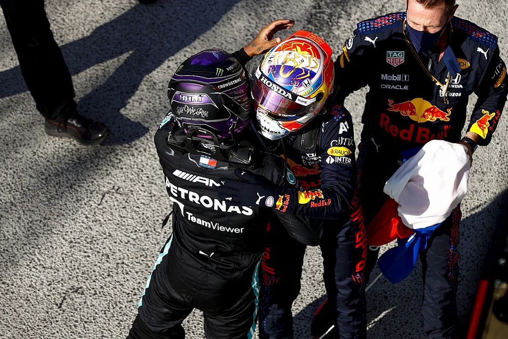 Lewis Hamilton, Mercedes, 2e plaats, en Max Verstappen, Red Bull Racing, 1e plaats, feliciteren elkaar in Parc Ferme na de race