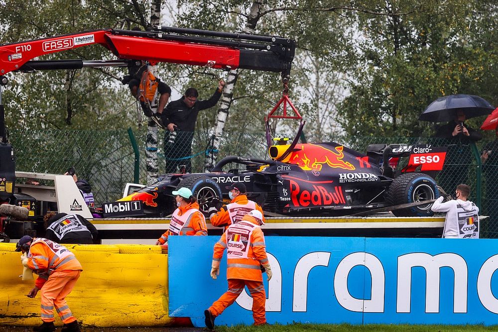 Marshals remove the damaged car of Sergio Perez, Red Bull Racing RB16B, from the circuit