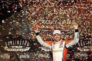 Hamlin vence a Larson en un final dramático en Darlington
