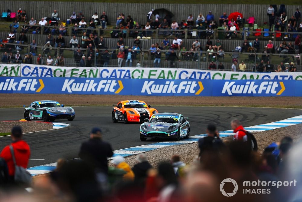 Knockhill welcomes fans back for TOCA as Simmons bags GB3 double at Silverstone