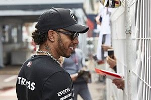 Sorban állnak Hamiltonért a sztárok: Neymar után Ronaldo - fotó
