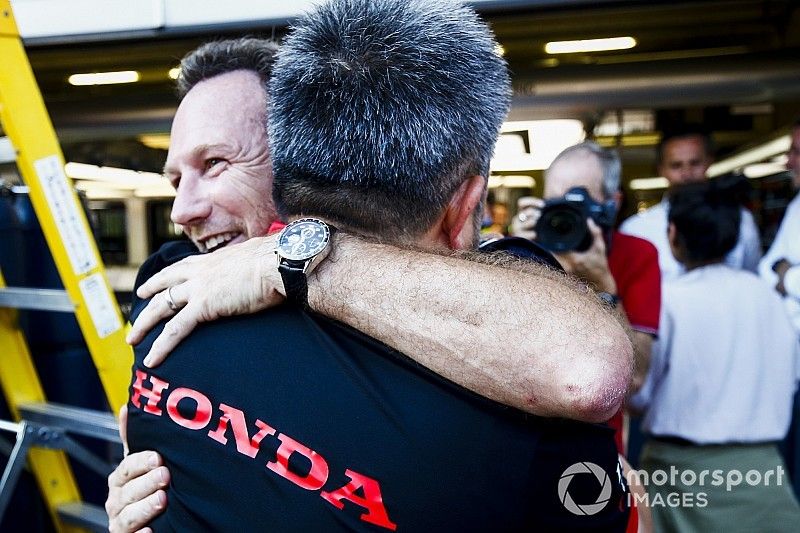 Christian Horner, director de Red Bull Racing y Masashi Yamamoto, director general de Honda Motorsport celebran la victoria 