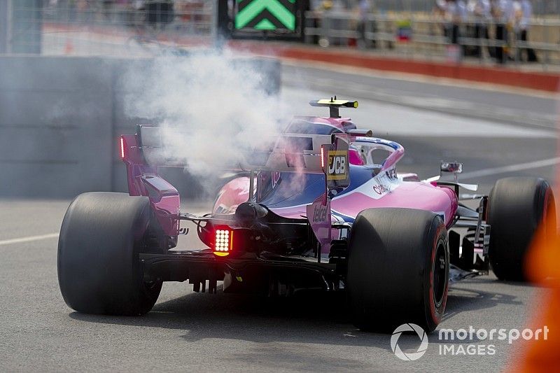 Coche de Lance Stroll, Racing Point RP19 entra en el pit lane con humo 