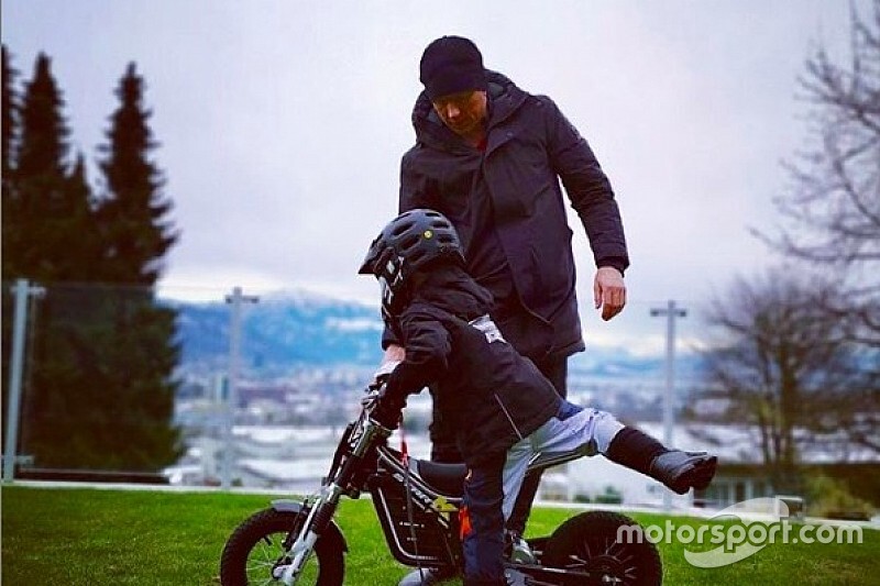 Raikkonen y el dilema de su hijo "motero"