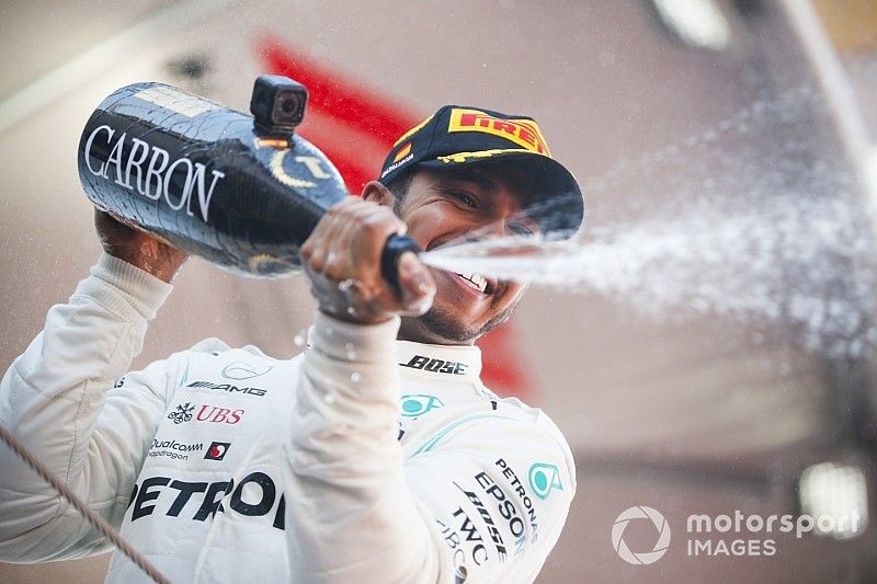 Podio:  ganador de la carrera Lewis Hamilton, Mercedes AMG F1 celebra con el champán