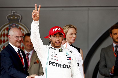 Monaco GP: Hamilton wins despite tyre drama