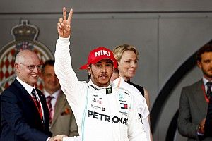 Monaco GP: Hamilton wins despite tyre drama