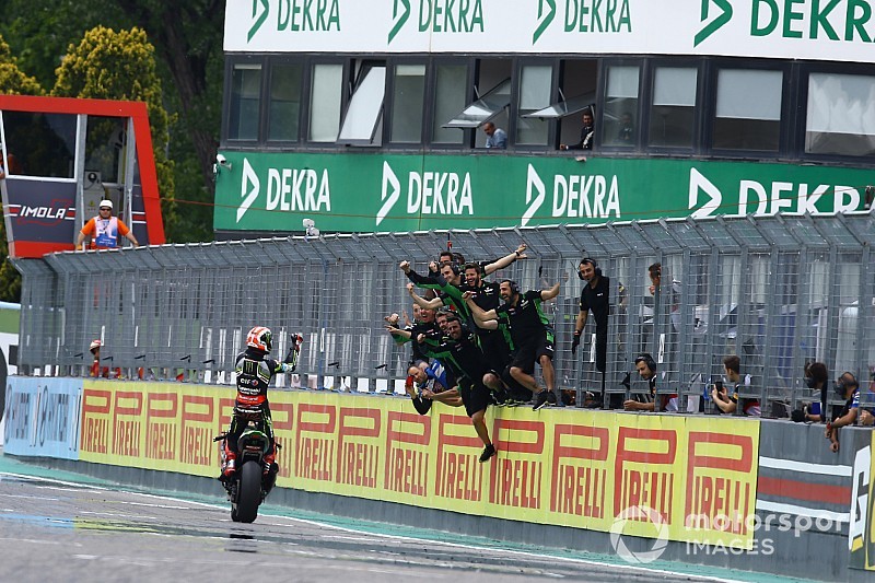 SBK, Imola: Rea si impone nella Superpole Race, Davies a podio