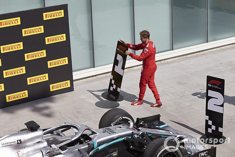 Sebastian Vettel, Ferrari, 2ª posición, cambia los tableros de posición en protesta por una sanción que le costó la victoria.