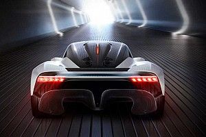 Adrian Newey keze is benne van az F1-technológiát villantó AM-RB 003-ban