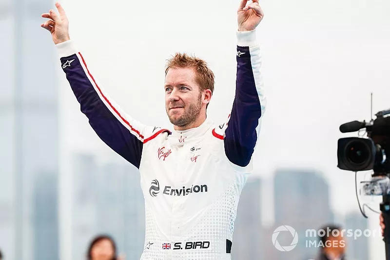 Race winner Sam Bird, Envision Virgin Racing approaches the podium