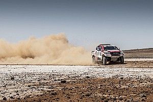 Todas las fotos de Alonso con el Toyota del Dakar