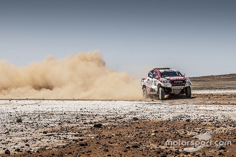 Todas las fotos de Alonso con el Toyota del Dakar
