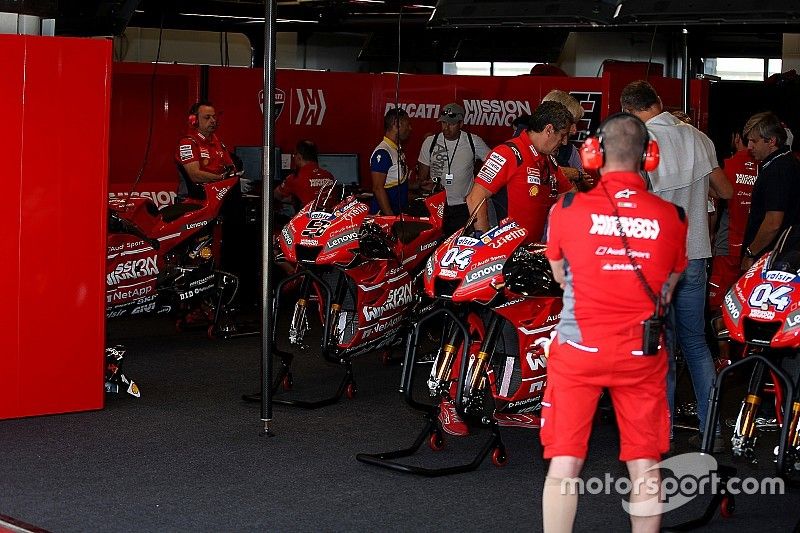 Les Ducati officielles en difficulté