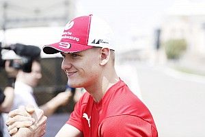 Test F1 Bahrain, Giorno 2: Mick Schumacher passa sull'Alfa Romeo. Vettel sulla Ferrari