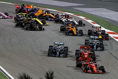 Videón, ahogy Vettel megpördül, majd leszakad a szárnya Bahreinben