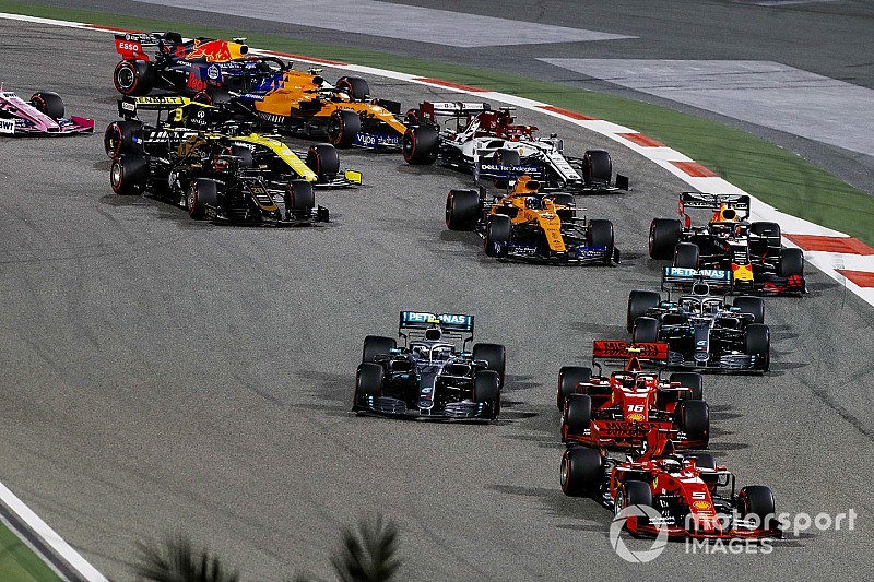 Videón, ahogy Vettel megpördül, majd leszakad a szárnya Bahreinben