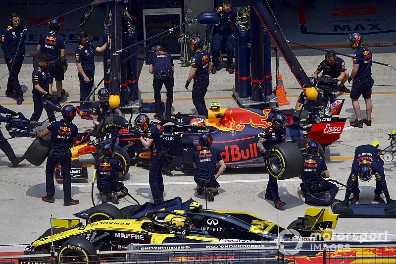 A Red Bull két pokolian gyors kerékcserével tarolt Kínában: statisztikák