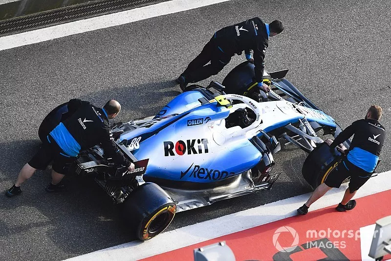 Une Williams FW42 est pouss&eacute;e dans la voie des stands