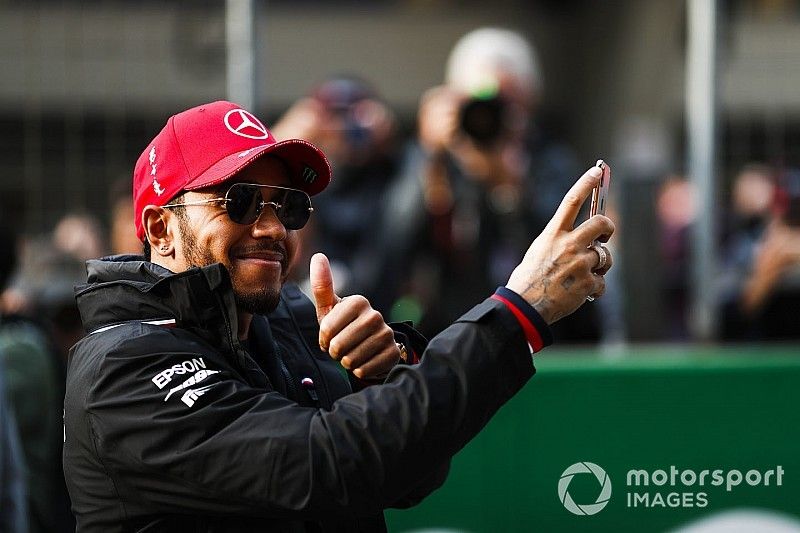 Lewis Hamilton, Mercedes AMG F1 takes a photograph of fans