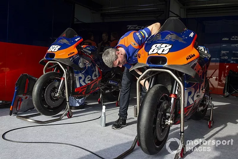 Un m&eacute;canicien du team Red Bull KTM Tech 3
