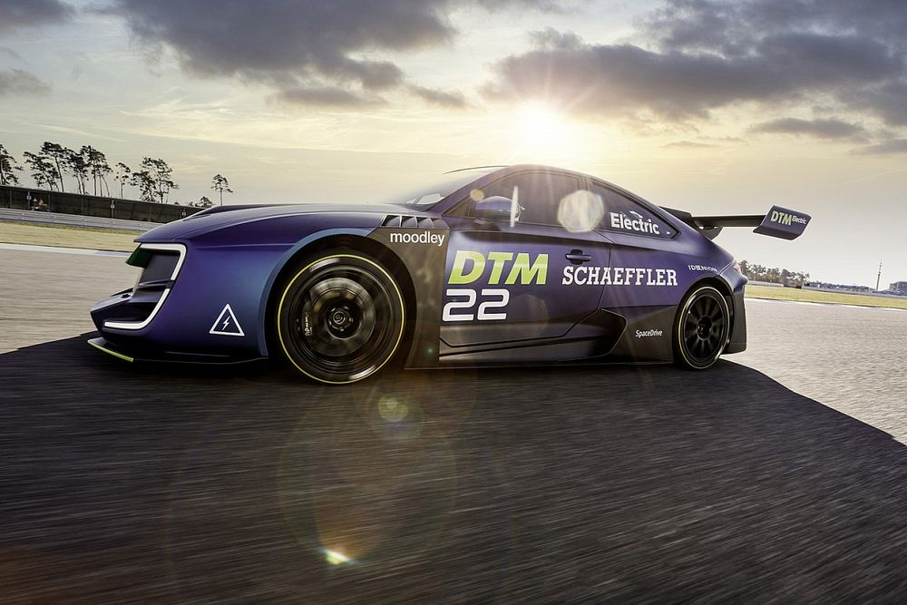 Kijkje in de toekomst? Demo met elektrische DTM-bolide zonder bestuurder