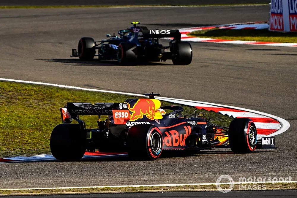 Valtteri Bottas, Mercedes F1 W11, Max Verstappen, Red Bull Racing RB16