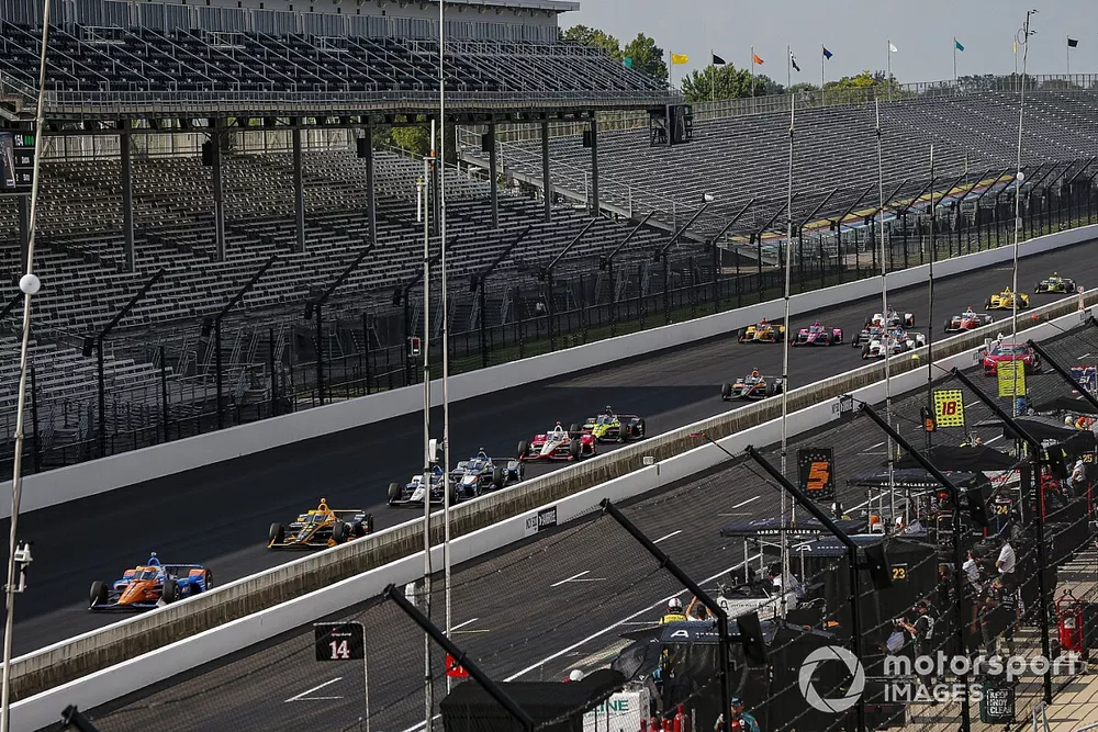 Scott Dixon, Chip Ganassi Racing Honda leads the field