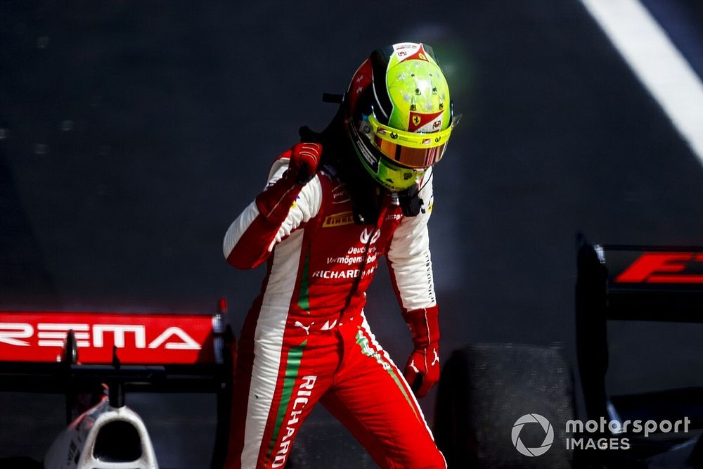 Le vainqueur Mick Schumacher, Prema Racing fête dans le parc fermé