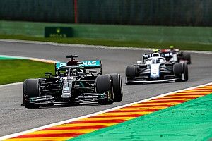 PÓDIO: Hamilton 'deita e rola' em dia de vexame da Ferrari na F1