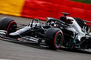 Hamilton 'deita e rola' para vencer em dia de vexame da Ferrari em Spa