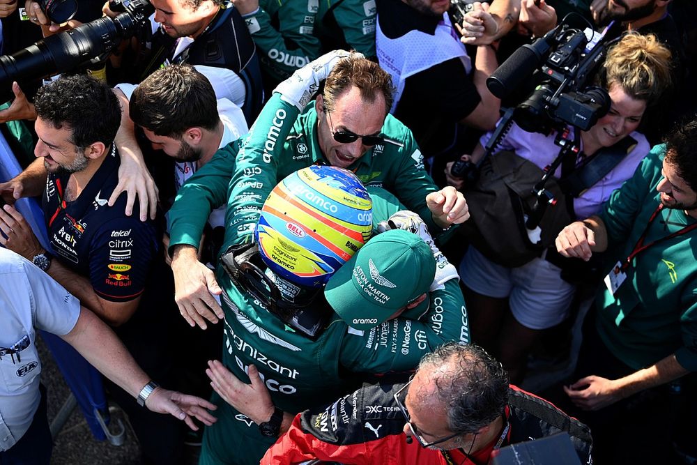 Fernando Alonso, Aston Martin F1 Team, 3ª posición, celebra con su equipo su llegada al Parc Ferme