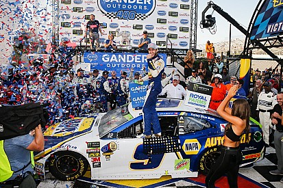 Эллиотт выиграл гонку NASCAR Cup в Довере и прошел в «раунд восьми»