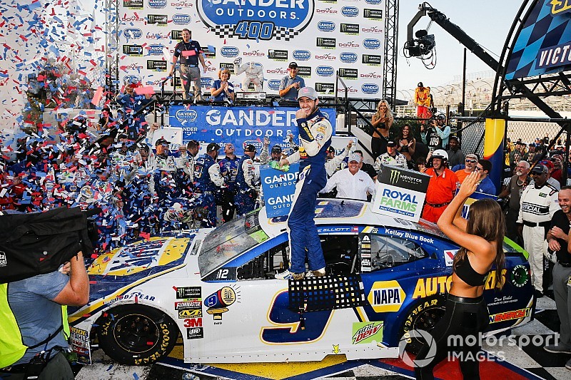Эллиотт выиграл гонку NASCAR Cup в Довере и прошел в «раунд восьми»