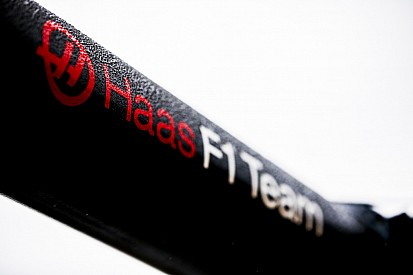 Гонщики Haas надели новую форму. Кажется, у машины точно будет черно-золотая ливрея