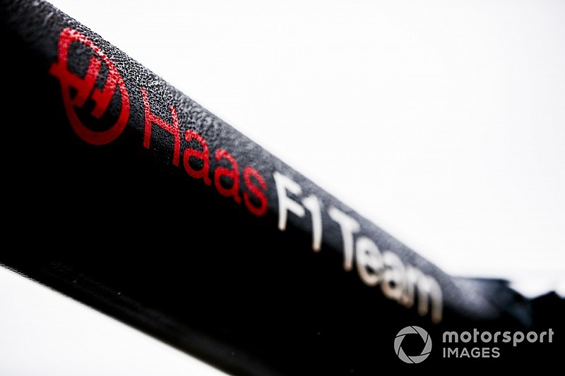 Haas pilotları siyah ve altın rengindeki yeni takım kıyafetlerini giydi