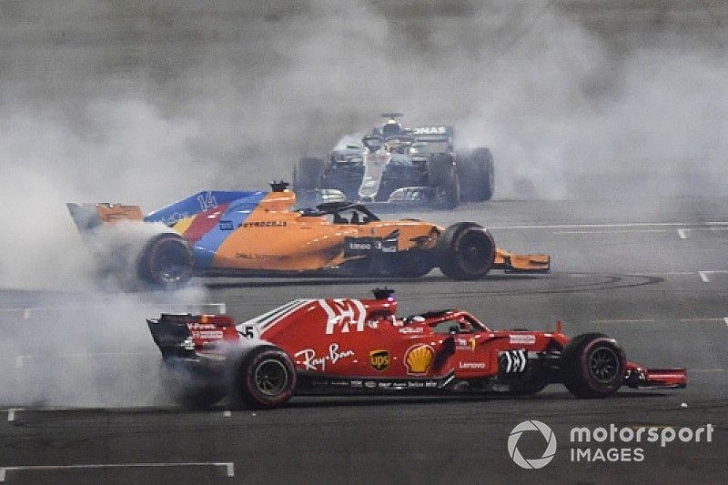 レース後”ド派手”なドーナツの競演。参加が許されなかったグロージャン