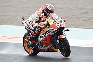 Márquez domina un warm up con lluvia en Valencia