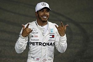Hamilton si diverte su una Yamaha a Jerez e prova anche il brivido di una scivolata