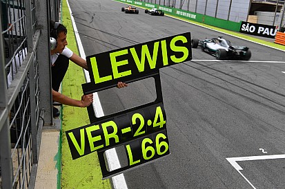 Hamilton nagyon komolyan számolna a Red Bull-Hondával jövőre