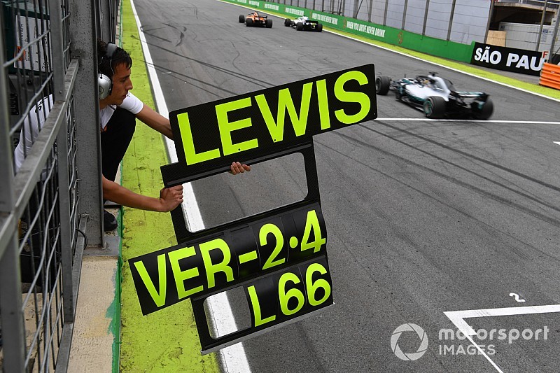 Hamilton nagyon komolyan számolna a Red Bull-Hondával jövőre