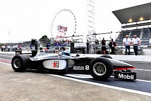Hakkinen bestuurt McLaren MP4-13 uit 1998 in Suzuka