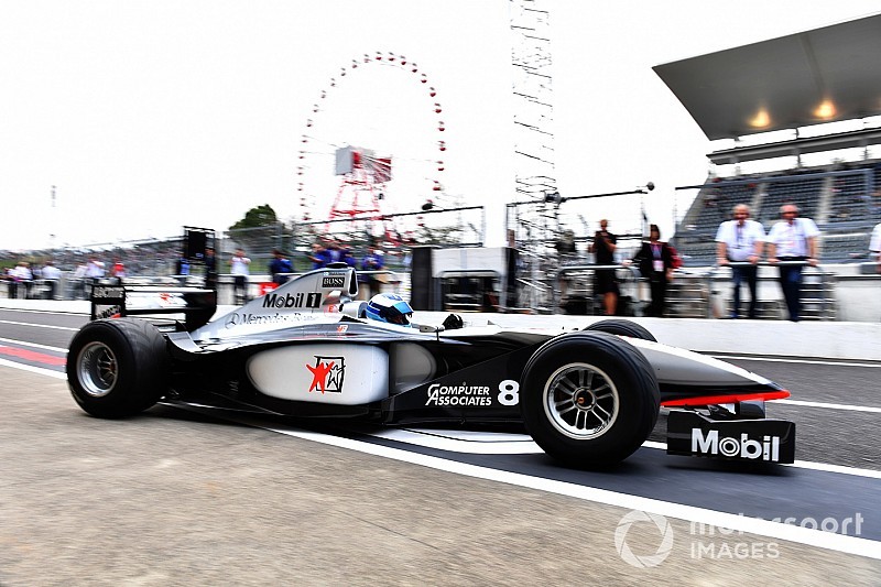 Hakkinen bestuurt McLaren MP4-13 uit 1998 in Suzuka