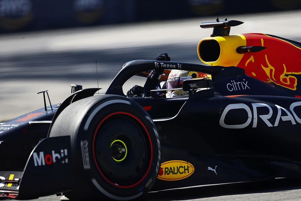 Max Verstappen, Red Bull Racing RB18, 1ste positie, viert feest op weg naar Parc Ferme